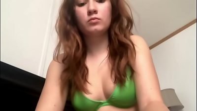 Convenzo a mi prima rinakatrinna de que muestre las tetas por Skype part 1