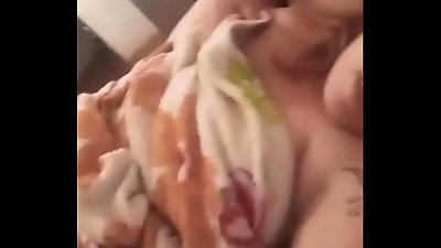 Su esposo al lado y me muestra la vaggina