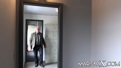 MARISKAX Tina gets pulverized in front of a messy aged guy