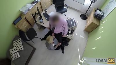 LOAN4K. Ch&eacute;rie donne une poule mouill&eacute;e pour le forage &agrave; un agent m&eacute;chant