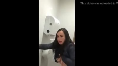 Aluna caiu na net dando pro teacher da faculdade ( algu&eacute;m descobre o nome dela )