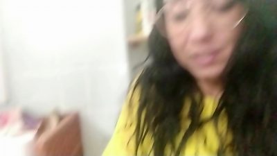 Madura cagando, se lo hace encima. Se caga y se mea encima.