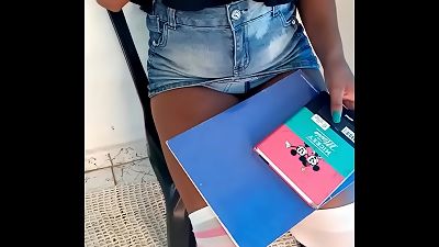 fui fazer tarrefa de escola na casa da minha amiguinha e acabei danu a buceta pro pai gostoso dela gozei