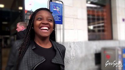 Rinedie, jolie blackette suisse, se fait baiser en ext&eacute;rieur