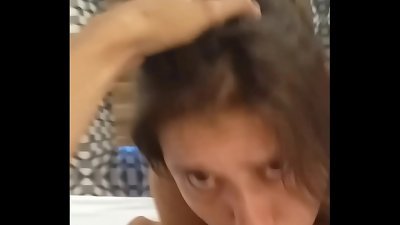 ESPOSINHA SAFADA SENDO DIVIDIDA PELO MARIDO E PELO NOVINHO DOTADO