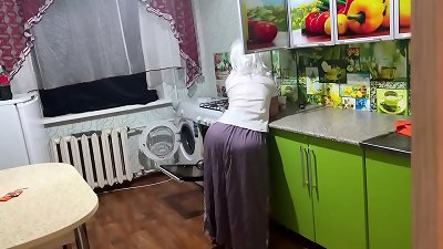 Stepmom is standing in the kitchen and wants ass fucking sex for her elderly and huge arse