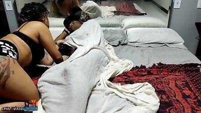 ELE SO QUERIA DORMIR EU SO QUERIA FUDER BUCETINHA TAVA QUERENDO LEITADA ESCROTA.FUDEDORDEBUCETA2017.completo no red