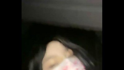 Chica asi&aacute;tica toc&aacute;ndose