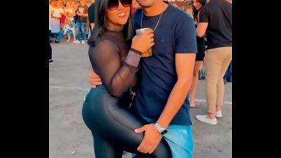 Marido divide esposa com amigos