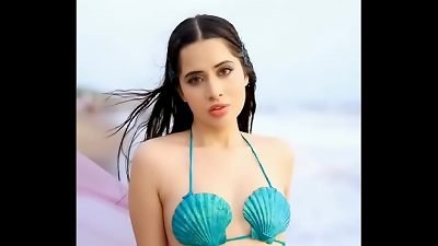 Urfi Javed showing her pussy